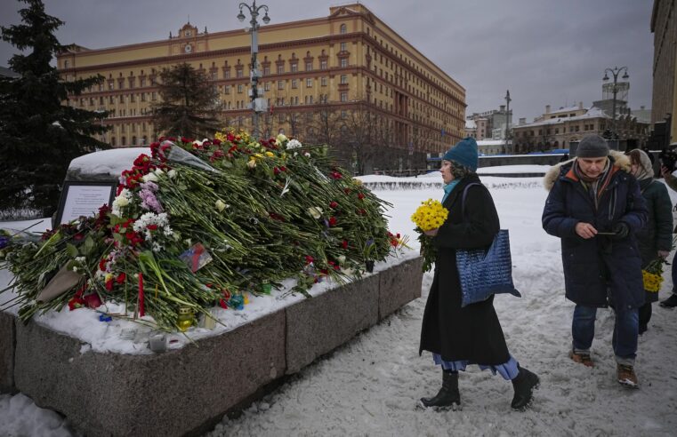 ‘Over 400 Detained In Russia’ as Country Mourns Death of Putin Critic Alexei Navalny