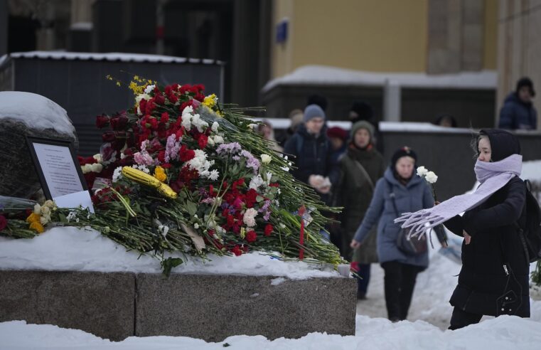 Over 400 detained in Russia as country mourns the death of Alexei Navalny