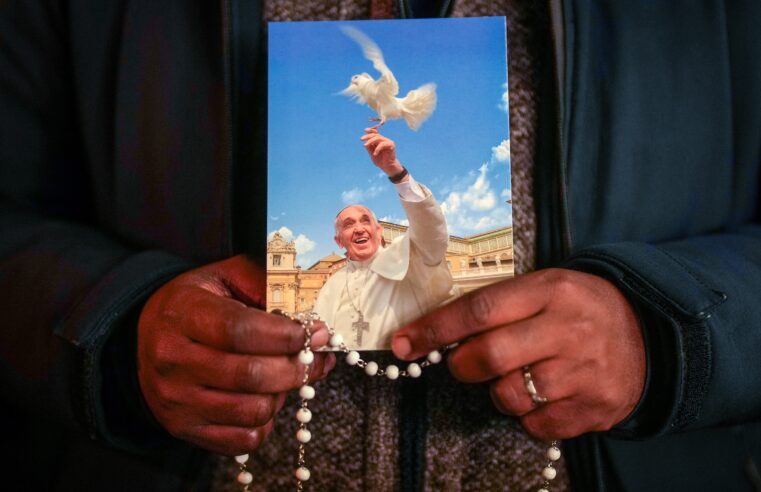 Pope Francis pens prayer thanking hospital staff, as he shows “mild improvement”